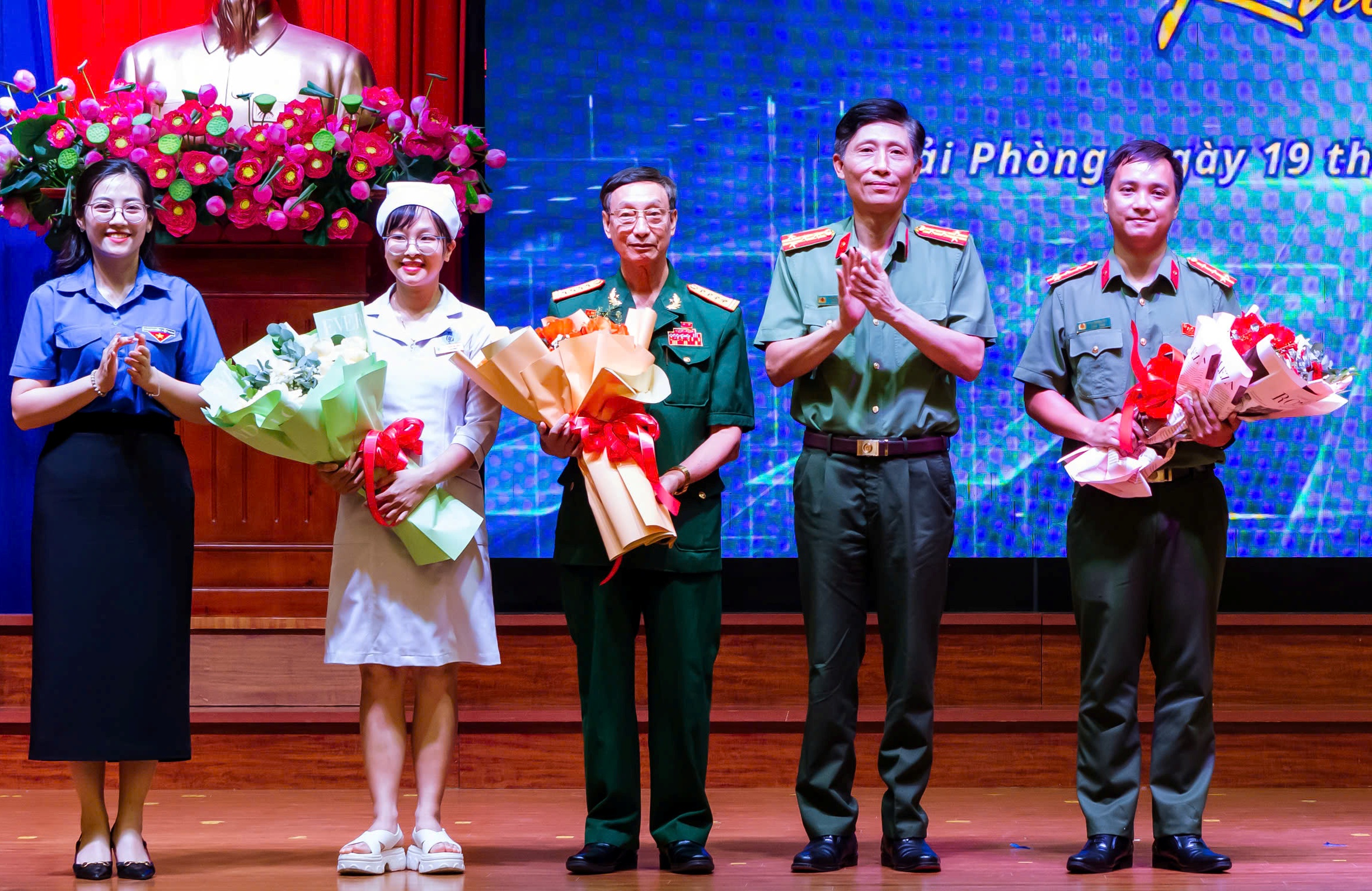 Chương trình “Tiếp nối truyền thống - Vững bước tương lai”